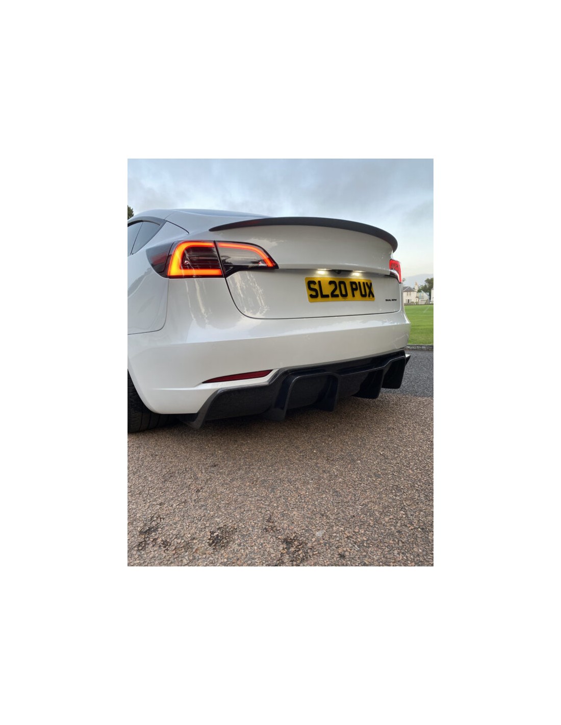 DOYELE Auto-Spezial-Lufterfrischer für Tesla Model 3 X S Y, UFO-Form-Duft- Diffusor-Duft-Dekor-Sitz-Aromatherapie,SIL-ver: : Auto & Motorrad